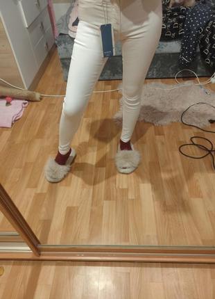 Белые скини джинсы