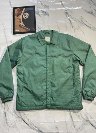 Зеленая легкая куртка