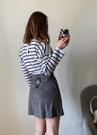 Серая юбка мини формы трапеция на кнопках9 фото