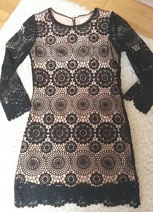 Шикарное кружевное платье-футляр для особого случая.