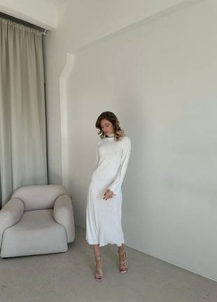 Платье из жатки плиссе длины миди белого цвета1 фото