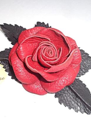 Брошь цветок из кожи ручной работы "красное и черное"