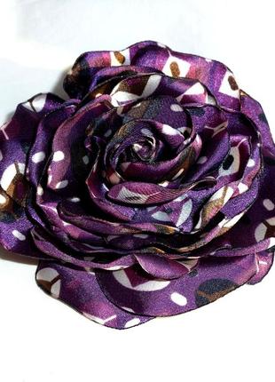 Брошь цветок из ткани ручной работы "роза сиреневые ромбы"