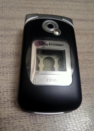 Корпус для sony ericsson z530i + скло    (чорний)