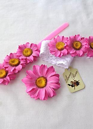 Дизайнерський набір пов'язка для волосся, шпилька та браслет ручної роботи "ромашка рожева"1 фото