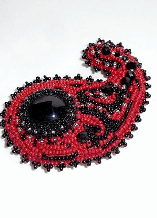 Брошь красная из бисера ручной работы индийский огурец "черный завиток"