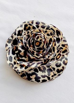 Брошь цветок из ткани ручной работы "роза ягуар"