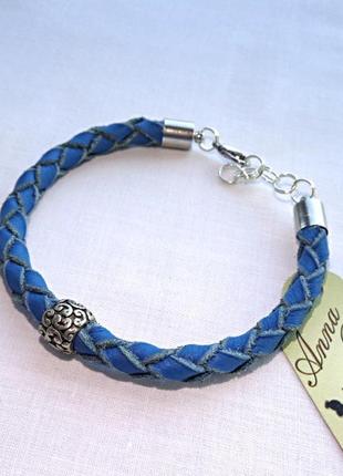 Синий браслет из кожи ручной работы "плетёнка с бусиной"1 фото
