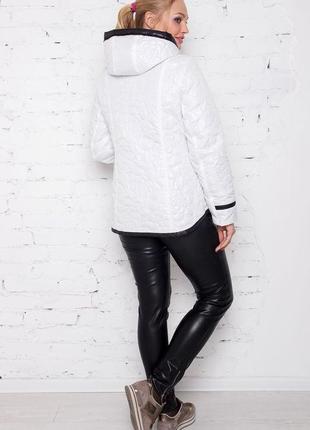 Стильная женская короткая белая куртка на весну, батальные размеры3 фото