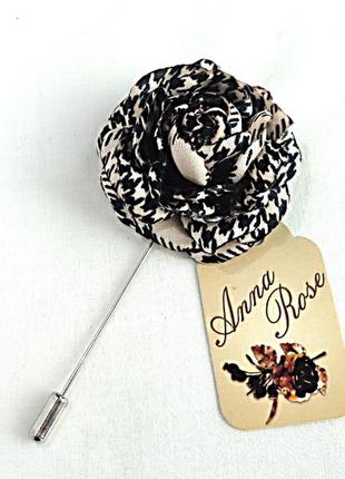 Бутоньєрка квітка ручної роботи на піджак"гусяча лапка"