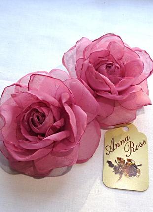Заколка-уточка з квіткою з тканини ручної роботи "кармінова чайна троянда"