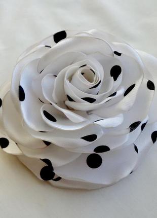 Брошь цветок из белой ткани ручной работы "роза черный горошек"