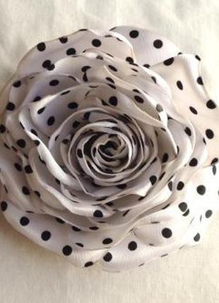 Брошь цветок из ткани ручной работы "белая роза черная горошина"2 фото