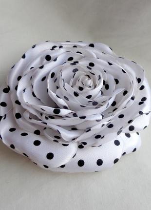 Брошка квітка з тканини ручної роботи "біла троянда чорна горошина"