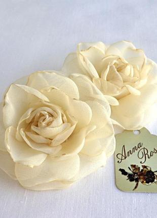Заколка-уточка з квіткою з тканини ручної роботи "троянда айворі"