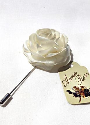Бутоньерка цветок ручной работы на пиджак "молочная роза"1 фото