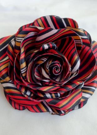 Брошь цветок из красной ткани ручной работы "роза полосатое чудо"