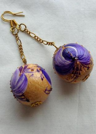 Сережки з дерева кульки ручної роботи "бузкова фуксія"1 фото