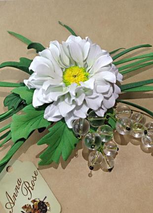 Брошь заколка с цветком из фоамирана ручной работы "белая хризантема с ягодами"3 фото