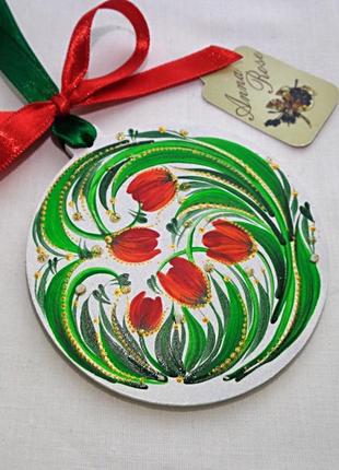 Новогодний белый шар ручной работы с украинской росписью "красные тюльпаны"