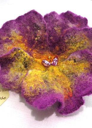 Войлочная брошь цветок ручной работы фиолетовый цвет "анютины глазки"1 фото