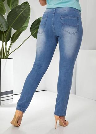 Женские весенние зауженные джинсы потертые размеры 32-424 фото