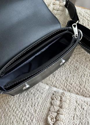Женская сумка крос-боди черного цвета с акцентной белой прошивкой из эко-кожи5 фото