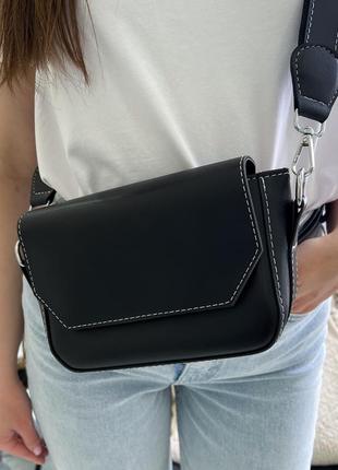 Женская сумка крос-боди черного цвета с акцентной белой прошивкой из эко-кожи7 фото