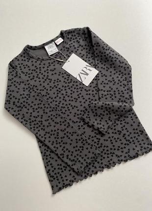 Серая кофта/водолазка в рубчик принт сердечки на девочку 4-5 лет зара/zara