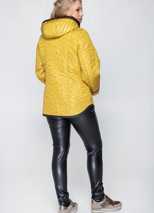 Яскрава жіноча коротка куртка на весну, великі розміри2 фото