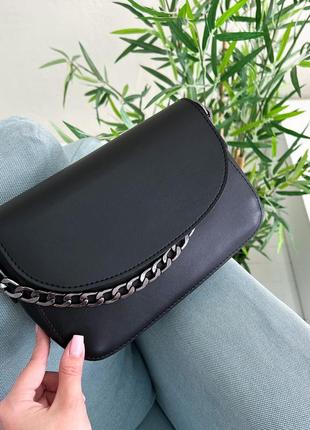 Женская сумка черного цвета с плечевым ремнем и цепочкой4 фото