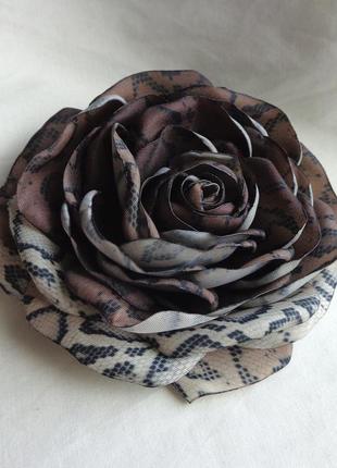 Брошь цветок из ткани ручной работы "змеиная роза"