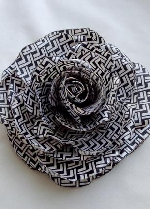 Брошка квітка з білої і чорної тканини ручної роботи "троянда в ялинку"