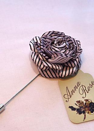 Бутоньерка цветок ручной работы на пиджак"полосатая белая роза"