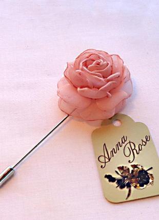 Бутоньерка цветок ручной работы на пиджак" карминовая воздушная роза"