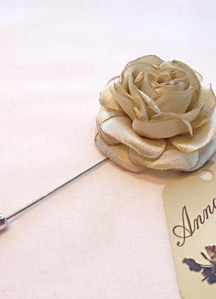 Бутоньєрка квітка ручної роботи на піджак"молочна срібна троянда"