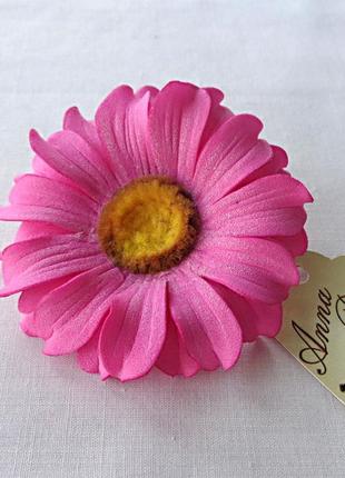 Заколка-брошка з квітами з фоамирана ручної роботи "ромашка рожева"
