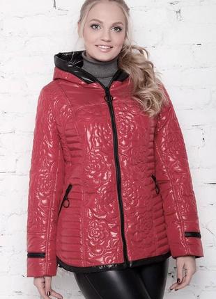 Молодежная женская укороченная куртка красного цвета на весну, батальные размеры8 фото