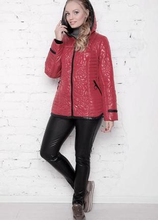 Молодежная женская укороченная куртка красного цвета на весну, батальные размеры4 фото
