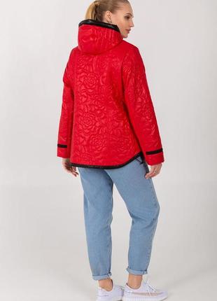 Молодежная женская укороченная куртка красного цвета на весну, батальные размеры3 фото