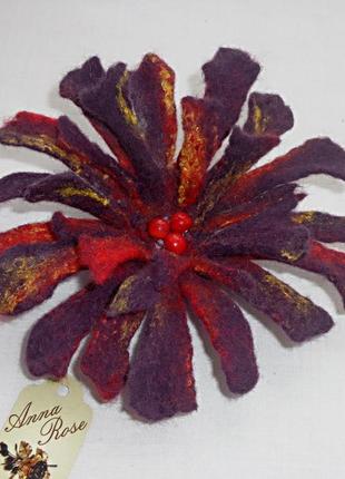 Войлочная брошь цветок ручной работы цвет сливы "осенняя пурпурная хризантема"1 фото