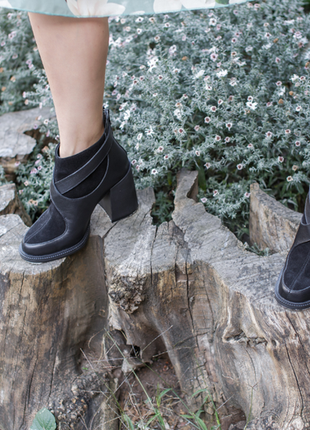 Шкіряні чорні жіночі черевики з вставками із замші на модному підборах2 фото
