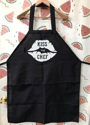 Фа000258 чорний кухонний фартух з принтом губи "kiss the chef"