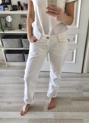 Крутые белые джинсы