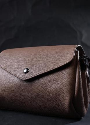 Компактная кожаная женская сумка с треугольным клапаном vintage 22256 бежевая7 фото