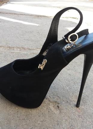 Замшеві чорні босоніжки на шпильці