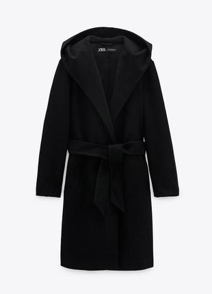 Пальто з капішоном від zara чорне з поясом базове1 фото
