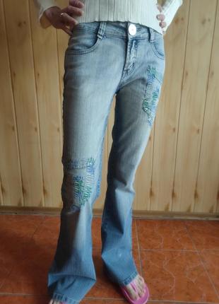 Тренд джинсы-клеш с вышивкой и потертостями, под ретро, винтаж, на подростка