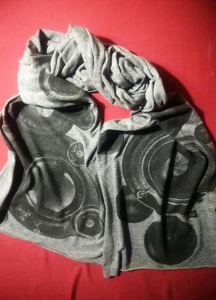 Длинный серый трикотадный шарф