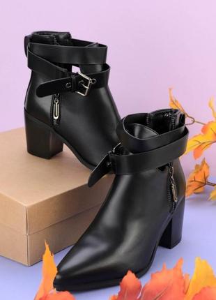 Стильні чорні осінні демі черевики ботильйони з ремінцем гострим носком4 фото